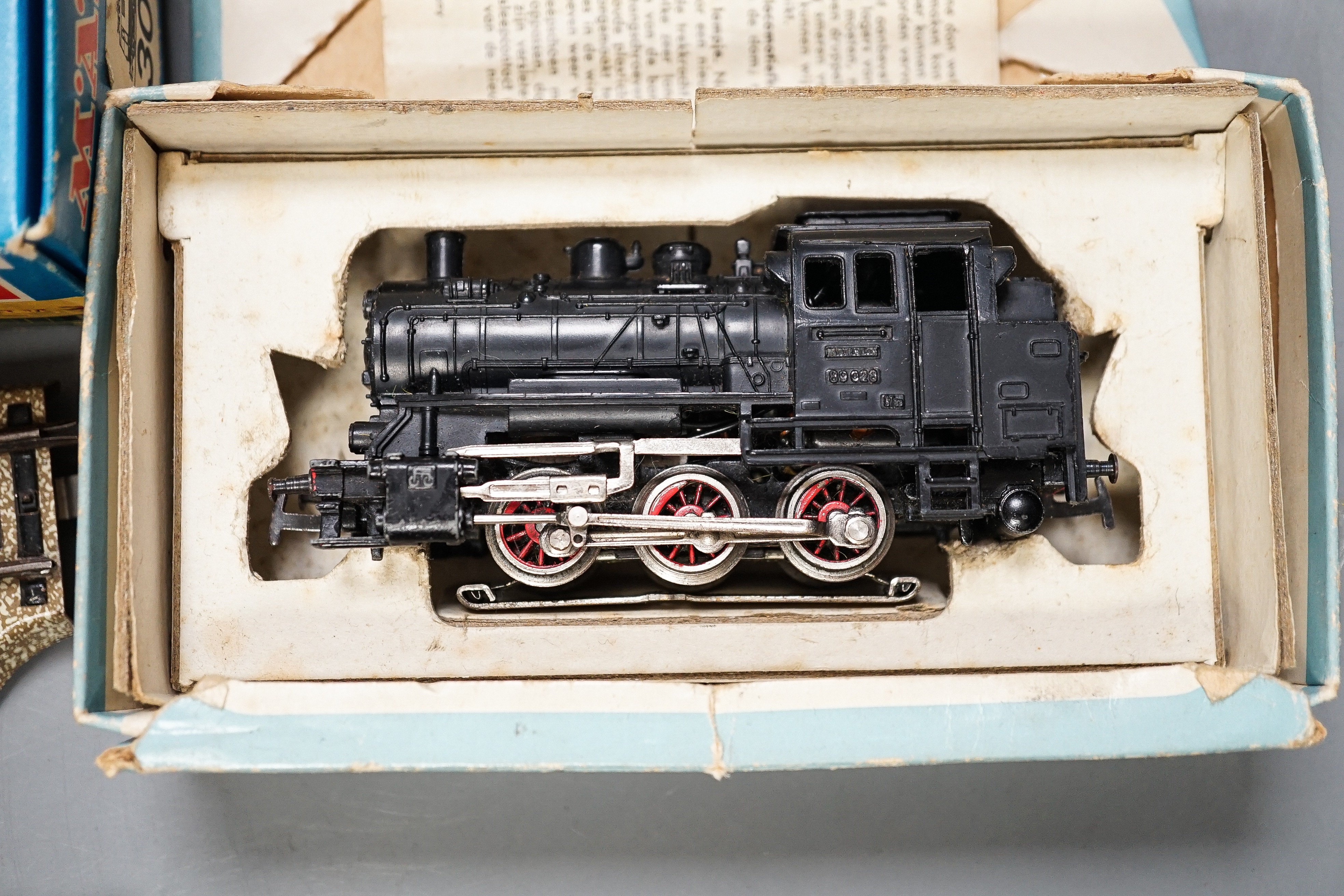 A Marklin OO gauge passenger set, pre-war, including locomotive original box, etc.